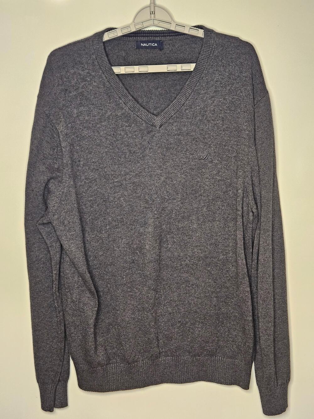 Nautica V-neck Sweater Gray XL 48"-Chest 28"-Length 26"-Sleeve 100% Cotton B40
